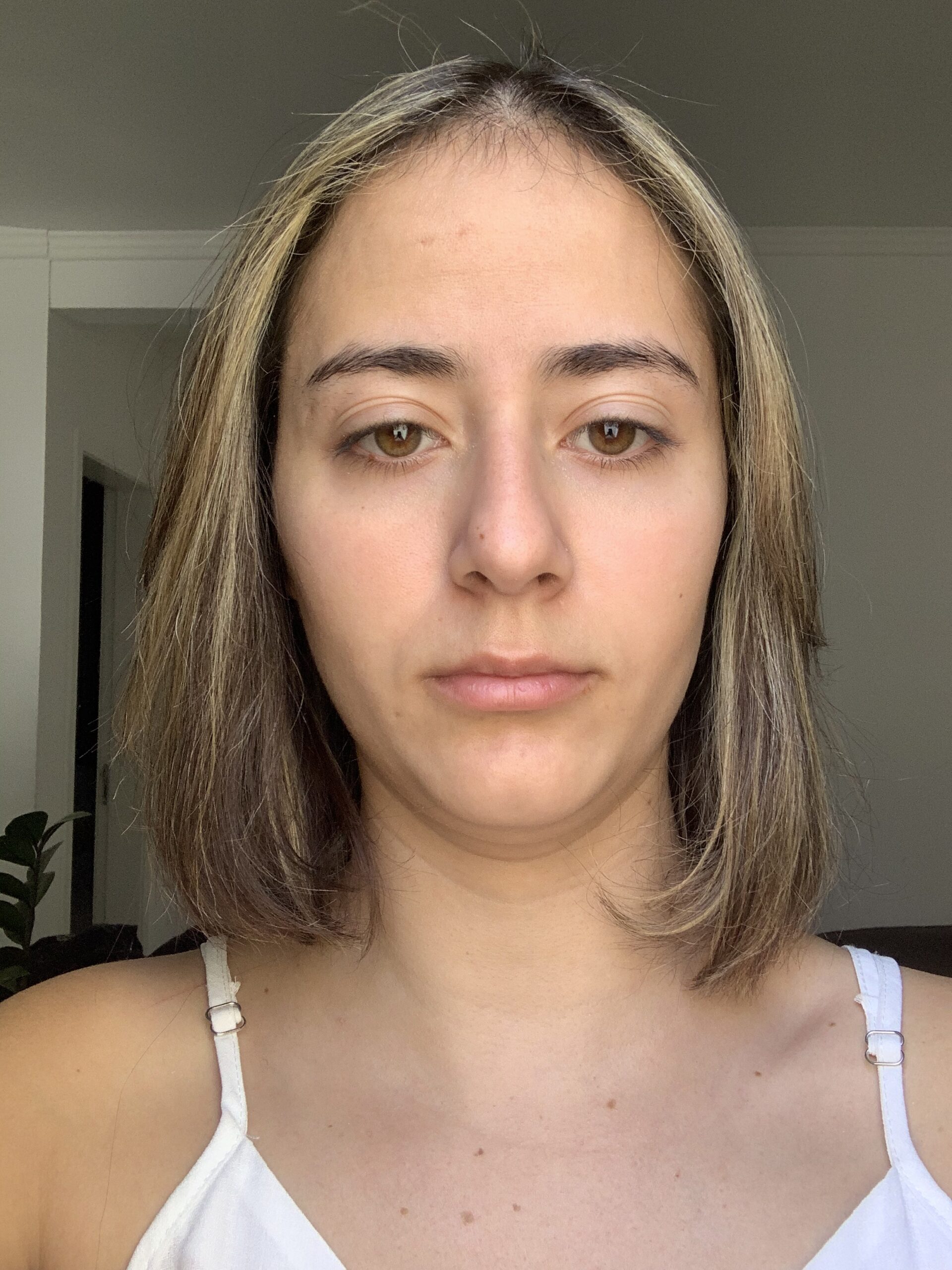 Modelo com o cabelo solto para exemplo de foto da análise