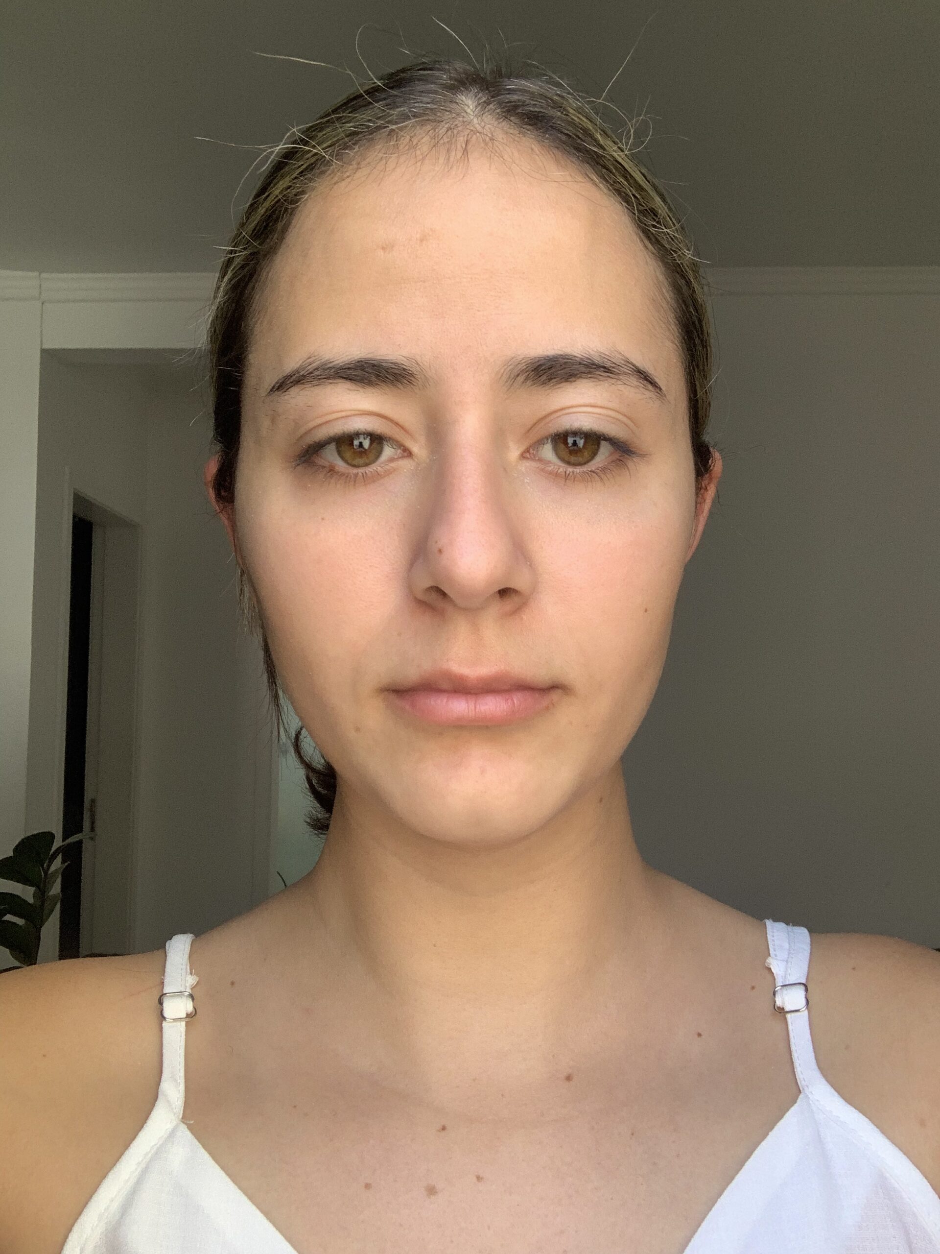Modelo com o cabelo preso para exemplo de foto da análise